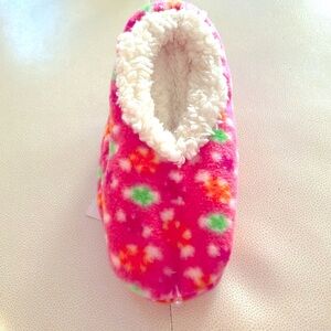 Snoozies Slippers Sz 5/6 Pink NWT Gift Stretch Non-skid Soles Vintage Loungewear